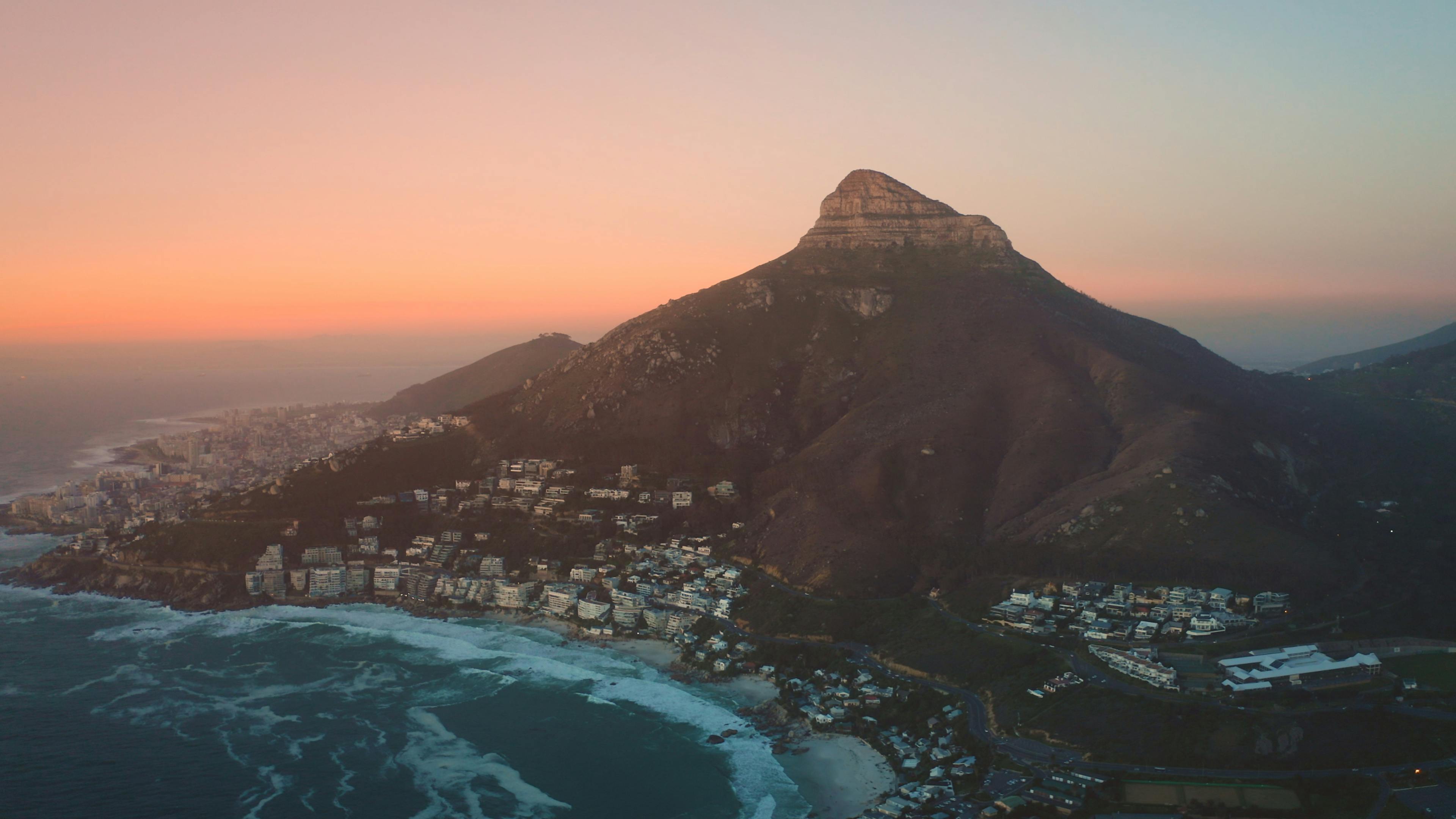 Luxury rental in Bantry Bay, Cape Town with mountain and ocean views